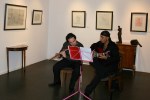 Die Musiker Sergej Trembitzkiy (Flöte) & Grigor Shagoyan (Gitarre) spielen zur Vernissage der Ausstellung Werner Tübke - Harlekin und andere Narren in der Kunsthandlung Koenitz in Dresden.
