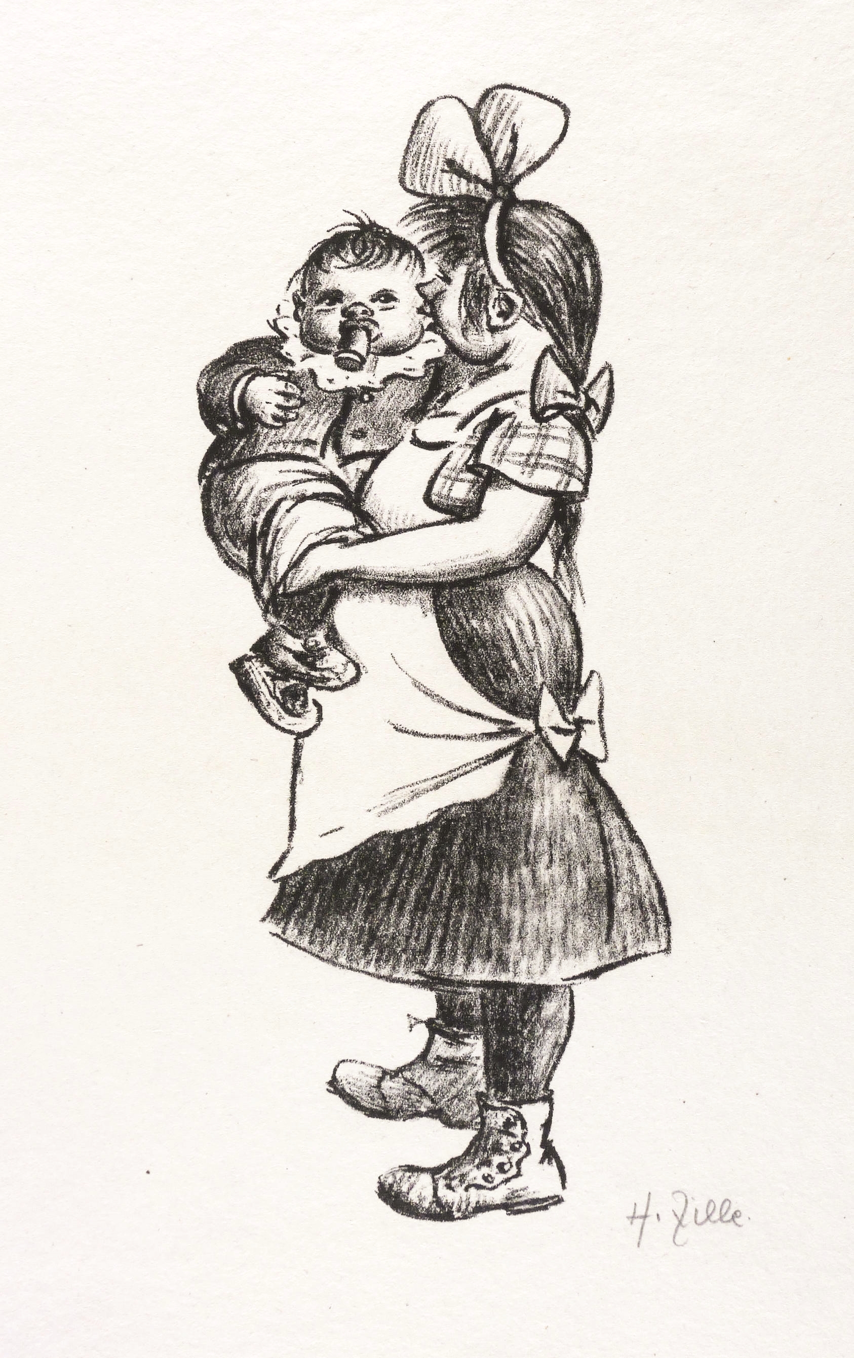 Stehendes Mädchen mit Haarschleife und Kind auf dem Arm