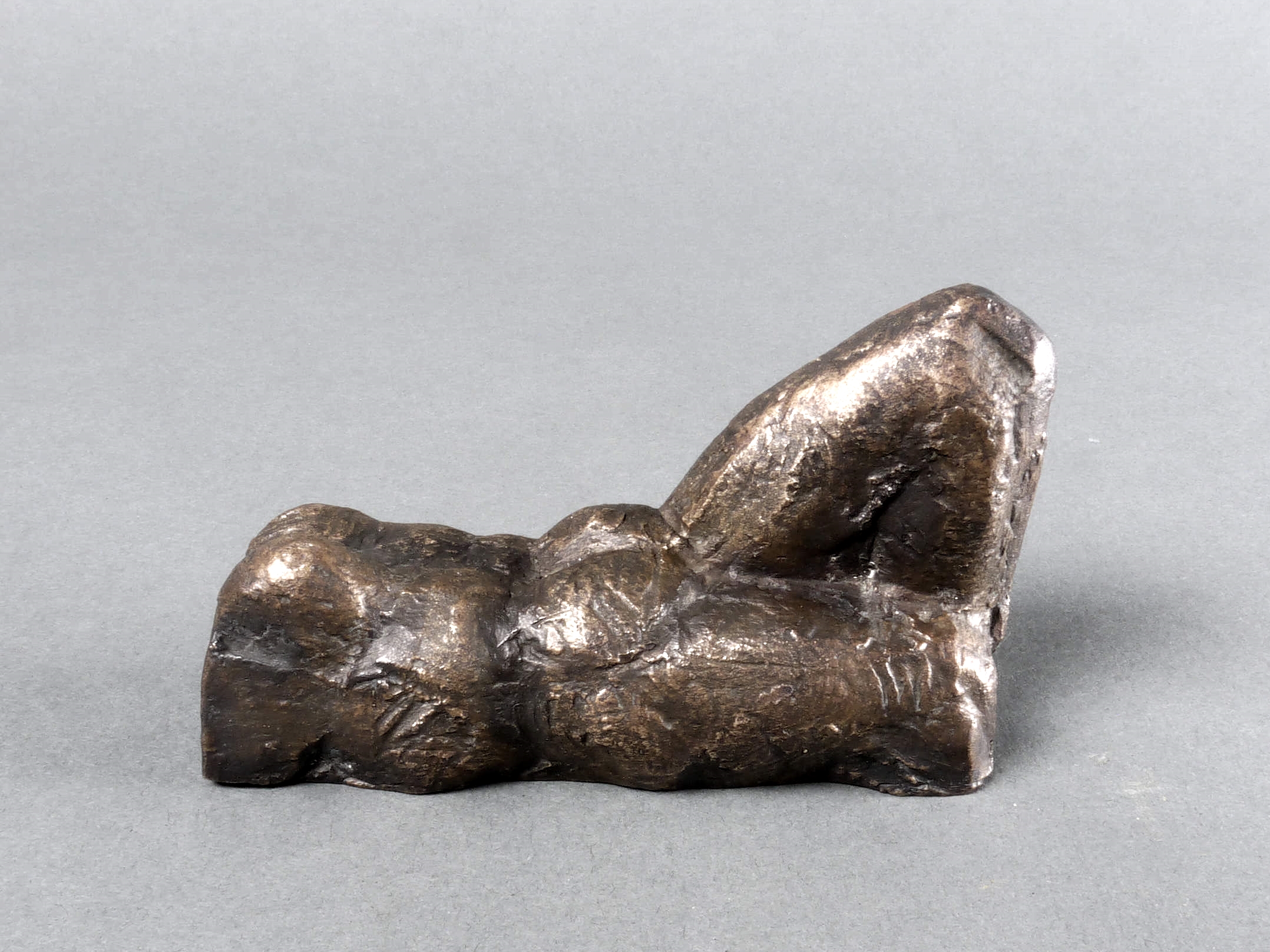 Kleiner Torso mit angewinkeltem Bein