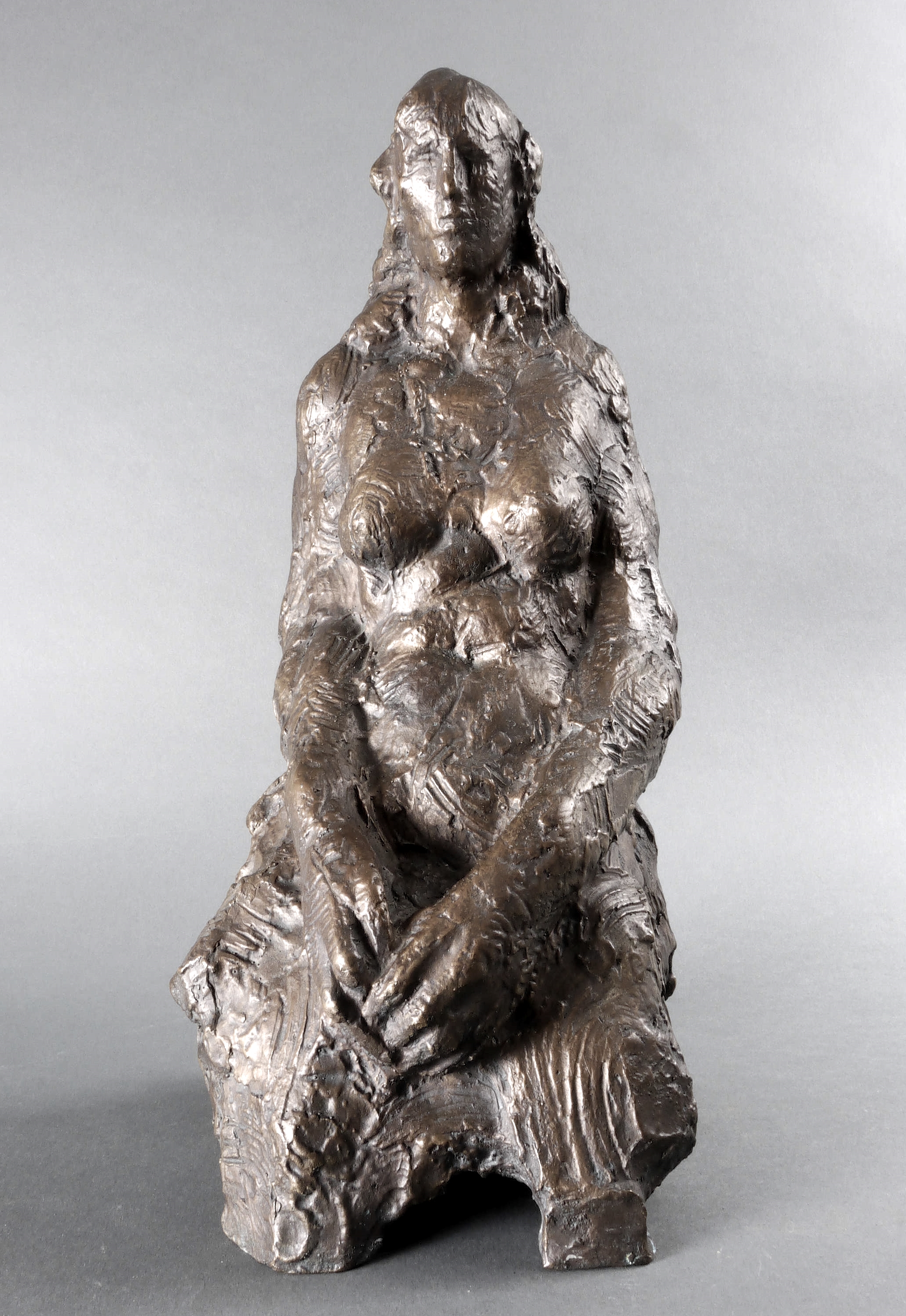 Sitzende Halbfigur, die Hände im Schoß