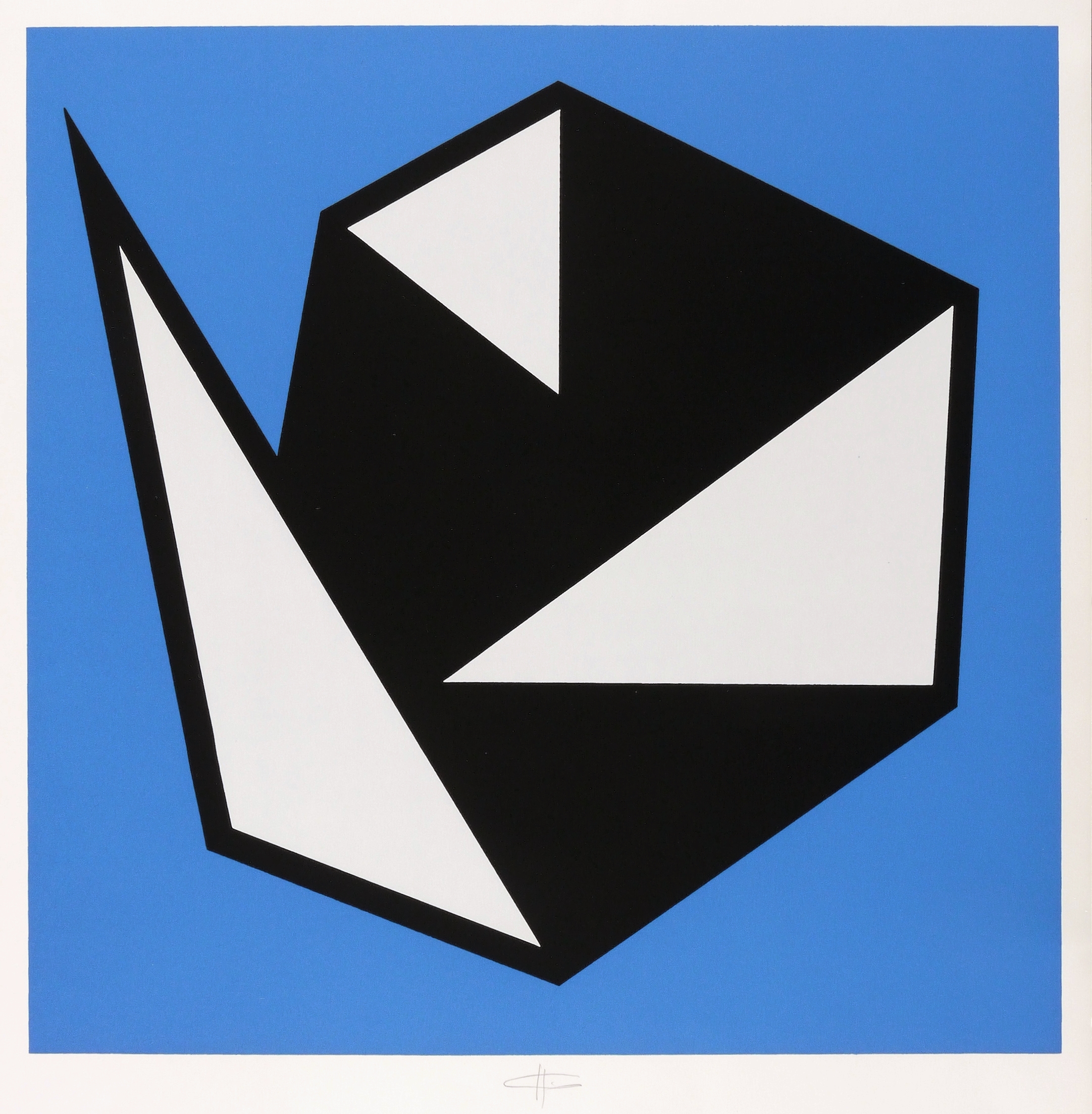 Schwarz-weiße Faltung vor blauem Grund