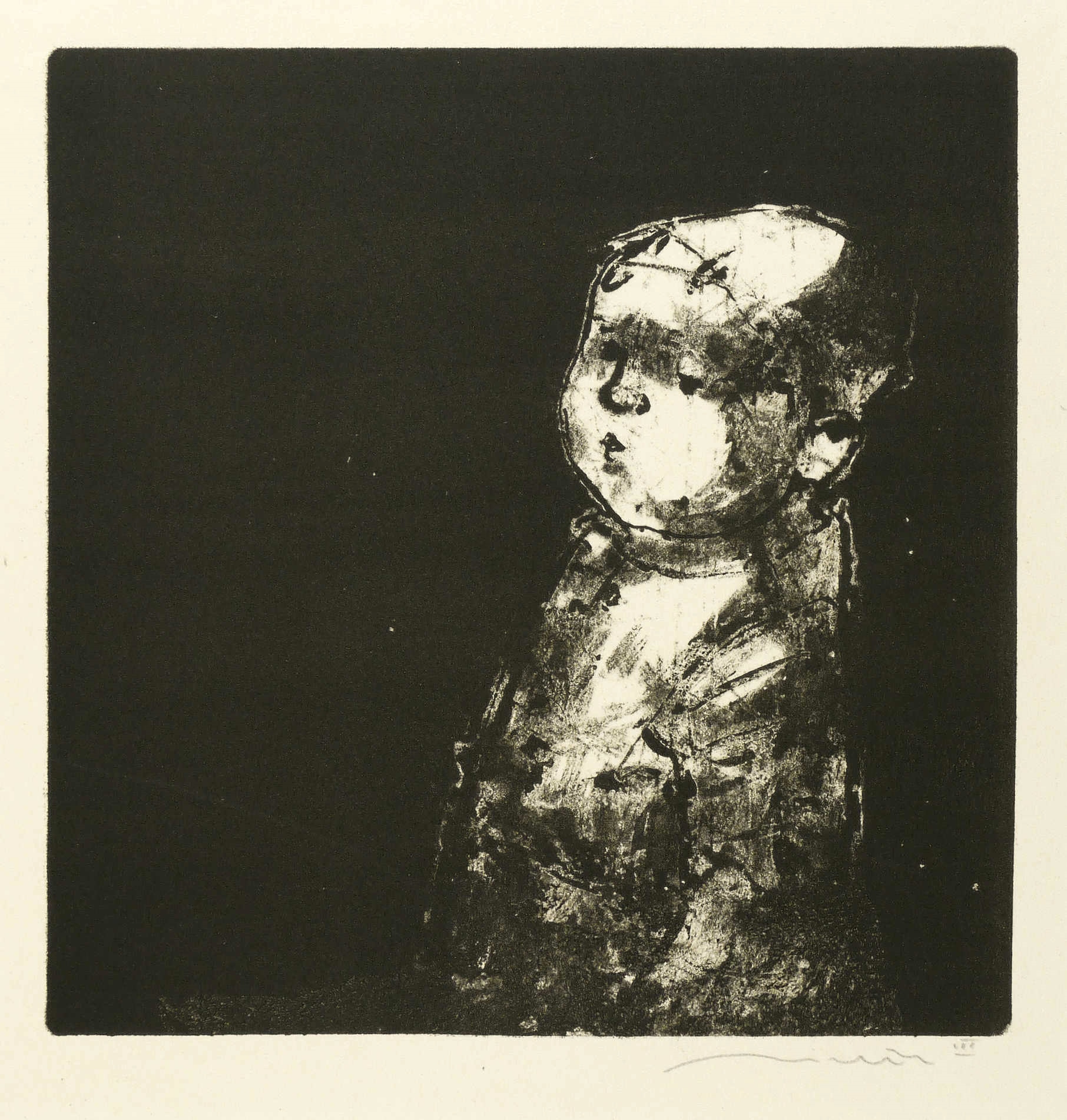 Kind vor dunklem Grund