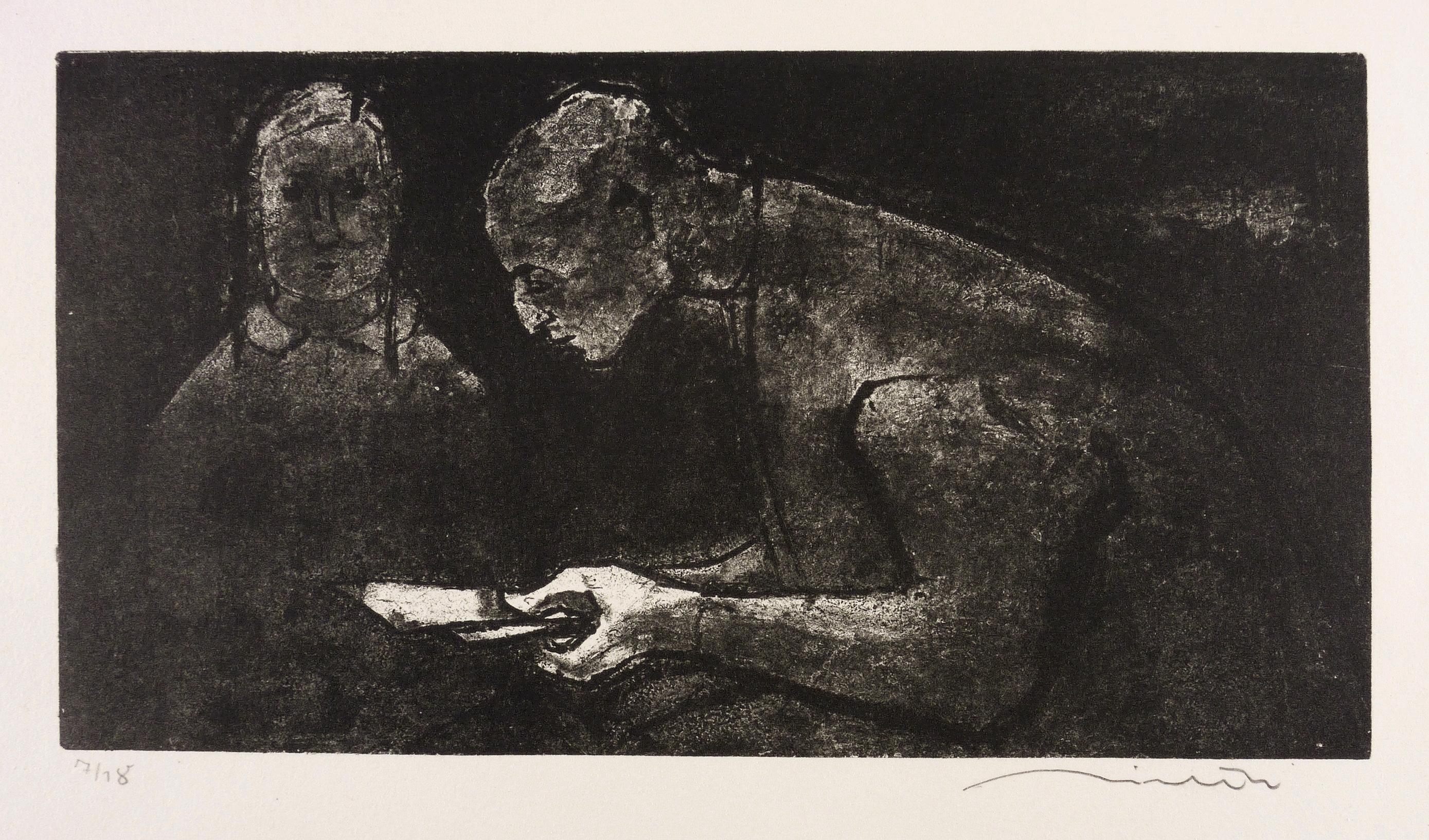 Vorlesender mit hellem Buch und Mädchen