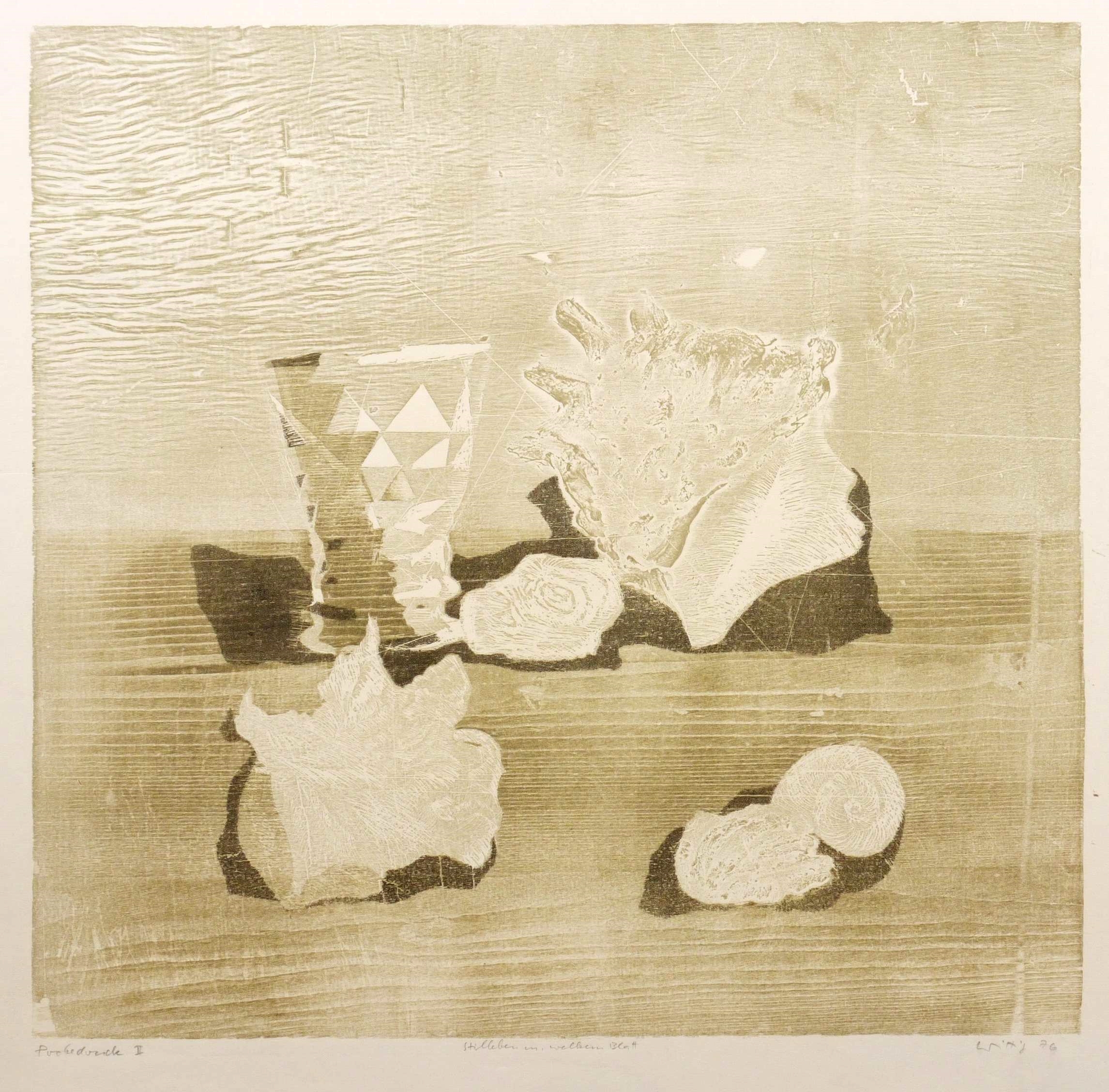 Stillleben mit welkem Blatt